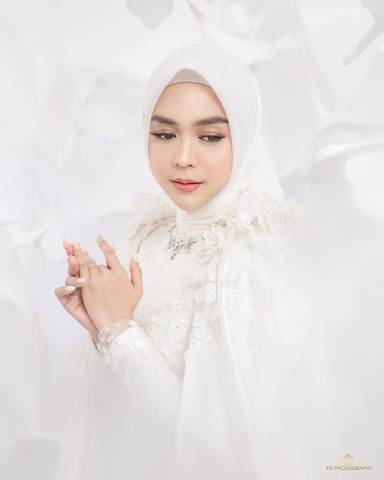 8 Gaya Prewedding Ria Ricis & Teuku Ryan Nuansa Putih Bak Negeri Dongeng Ria Ricis dan Teuku Ryan akan melangsungkan pernikahan bulan depan atau November 2021. Yuk intip potret prewedding mereka!