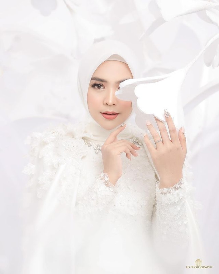 8 Gaya Prewedding Ria Ricis & Teuku Ryan Nuansa Putih Bak Negeri Dongeng Ria Ricis dan Teuku Ryan akan melangsungkan pernikahan bulan depan atau November 2021. Yuk intip potret prewedding mereka!