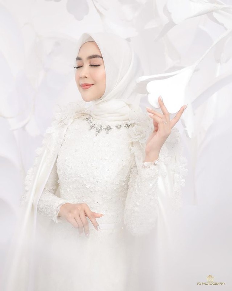 8 Gaya Prewedding Ria Ricis & Teuku Ryan Nuansa Putih Bak Negeri Dongeng Ria Ricis dan Teuku Ryan akan melangsungkan pernikahan bulan depan atau November 2021. Yuk intip potret prewedding mereka!