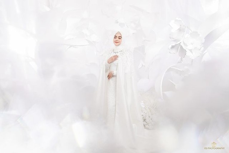 8 Gaya Prewedding Ria Ricis & Teuku Ryan Nuansa Putih Bak Negeri Dongeng Ria Ricis dan Teuku Ryan akan melangsungkan pernikahan bulan depan atau November 2021. Yuk intip potret prewedding mereka!