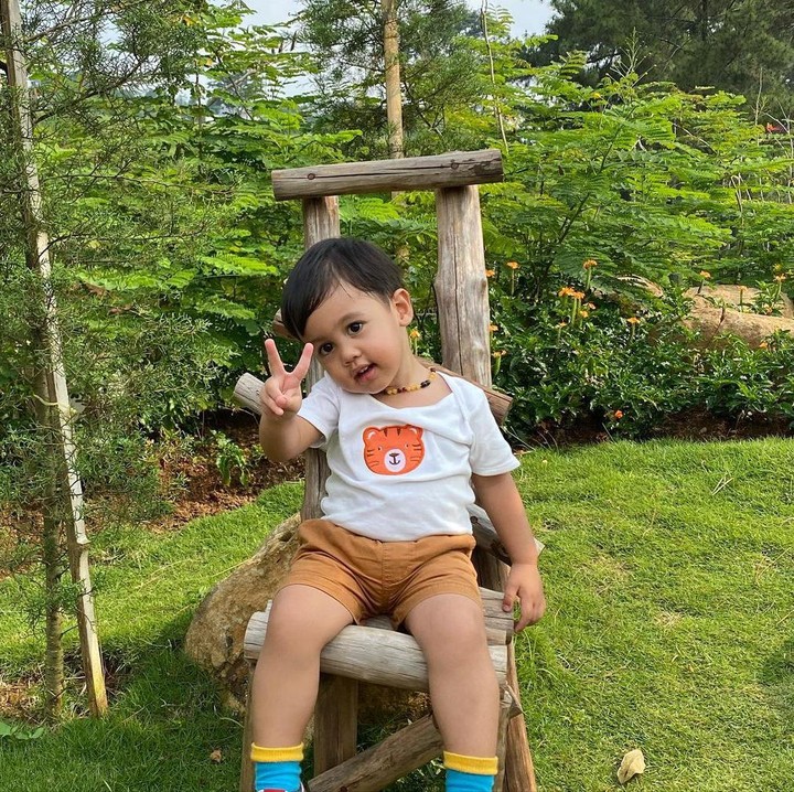 <p>Baik Rifky dan Biby, keduanya kerap membagikan potret Baby Kazeem di laman media sosial Instagram. Gaya menggemaskan Kazeem sering kali menarik perhatian netizen. (Foto: Instagram)</p>