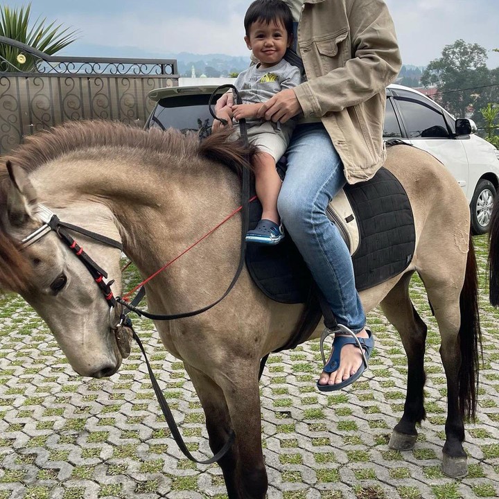 <p>Tak kalah seperti ayahnya, Baby Kazeem juga terlihat tampan nih, Bunda. Rifky Balweel juga kerap mengunggah foto kebersamaannya dengan sang putra. (Foto: Instagram)</p>