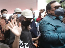 Ayu Ting Ting Kini Polisikan Akun Media Sosial KD
