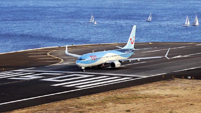 Bukan hanya satu, tapi ada tiga bandara yang dinilai perlu latihan ekstra untuk para pilot agar pesawat bisa selamat, baik ketika mendarat maupun lepas landas.