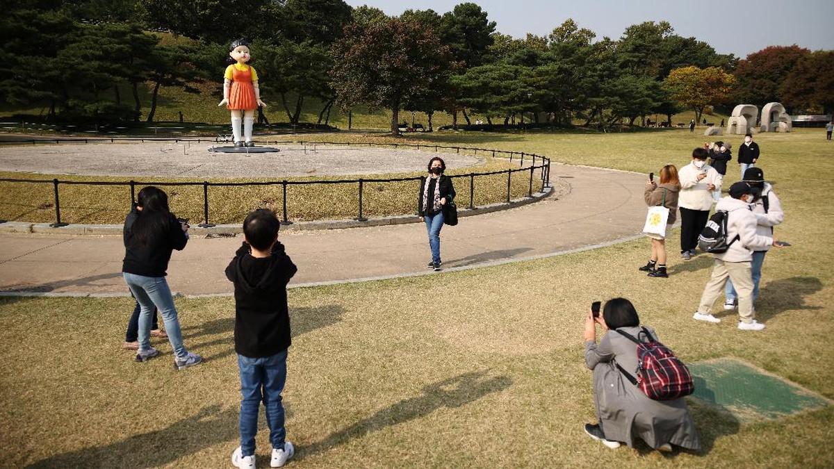 FOTO: Boneka Maut 'Squid Game' Datangi Taman di Seoul