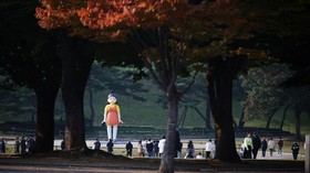 FOTO: Boneka Maut 'Squid Game' Datangi Taman di Seoul