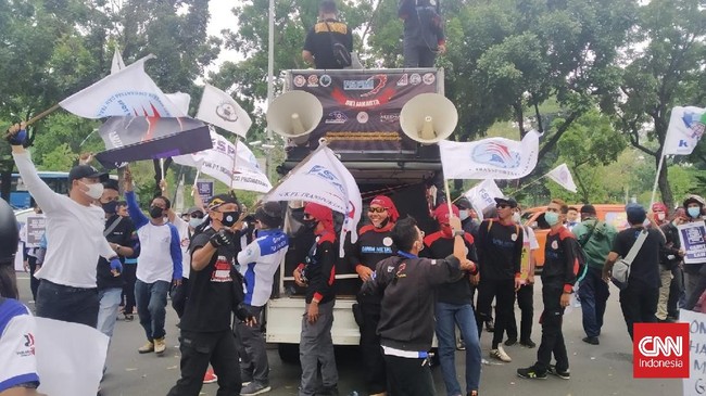 Ribuan buruh dari Tangerang menggelar aksi ke Kantor Gubernur Banten guna menuntut UMP 2021 naik 8,95 persen.