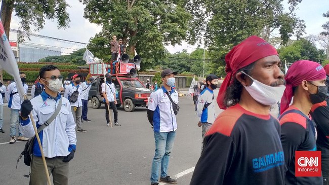Aksi demo buruh yang berasal dari berbagai serikat pekerja di Jawa Barat salah satunya menuntut kenaikan upah minimum kota (UMK) 2022.
