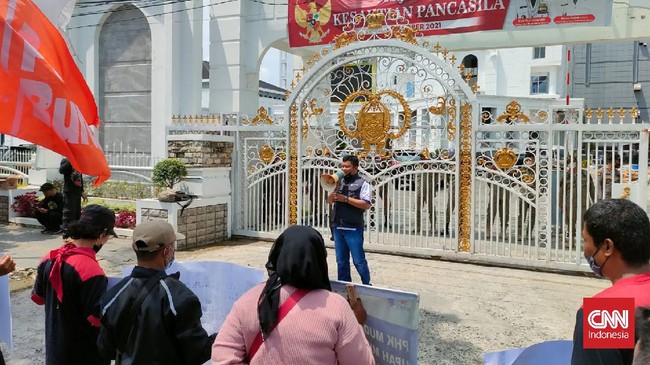 Buruh di Sumut menuntut Gubernur Edy Rahmayadi merevisi upah minimum provinsi (UMP) naik jadi 5-7 persen dari 0,93 persen.