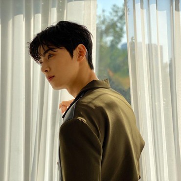 Hadiri Kelas Online, Penampilan Beda Cha Eun Woo Disorot