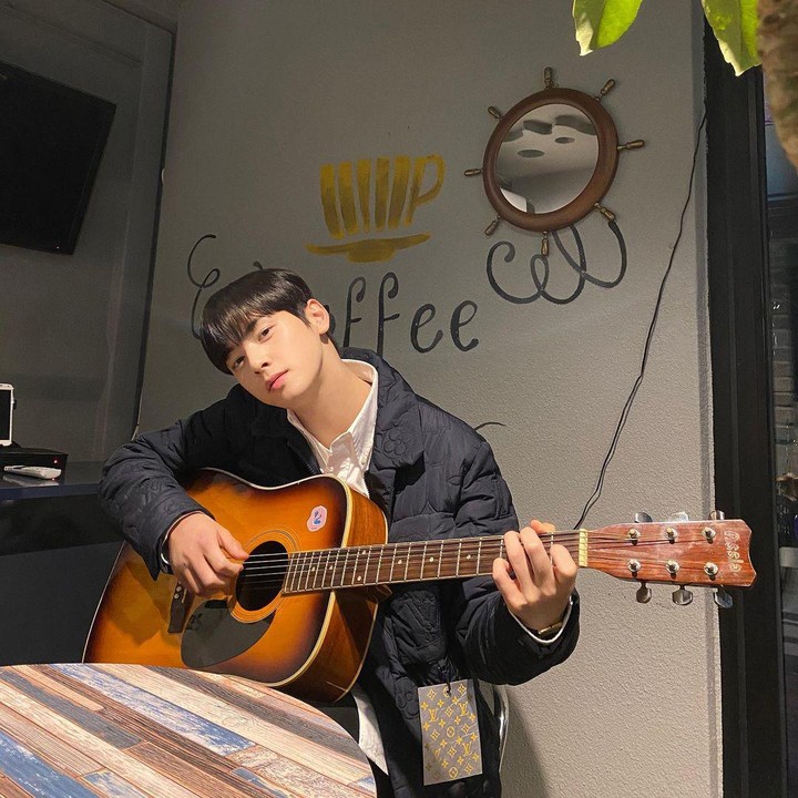<p>Selain dikenal sebagai aktor, Cha Eun Woo juga memilki kemampuan musik yang hebat. Ia merupakan personel boyband Astro, Bunda. (Foto: Instagram @eunwo.o_c)</p>
