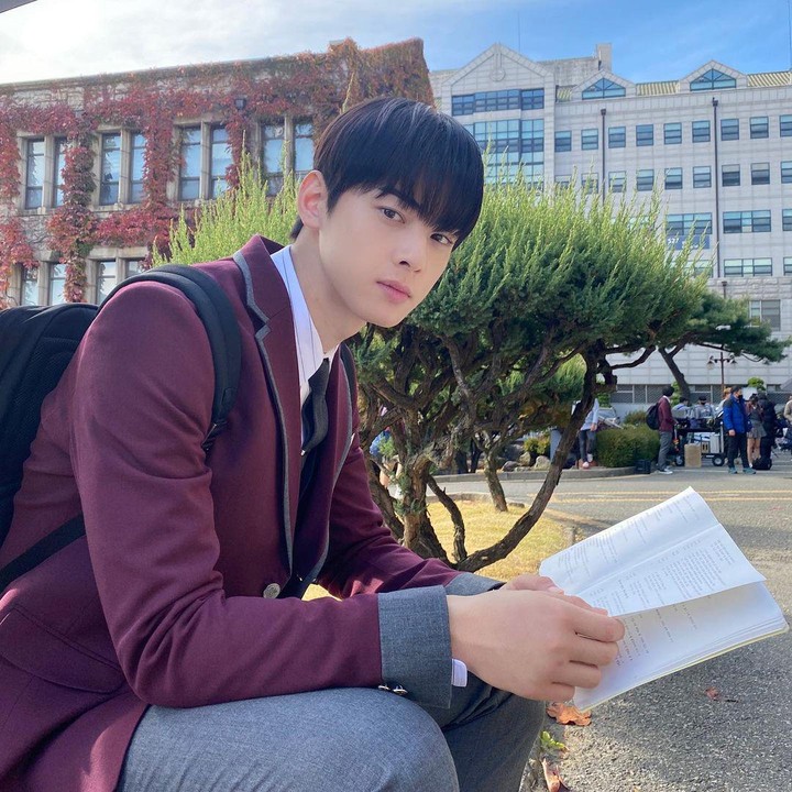 <p>Memiliki paras tampan dan baby face, aktor kelahiran 30 Maret 1997 ini kerap dipercaya memerankan karakter anak SMA di drama Korea lho. Cocok banget ya, Bunda? (Foto: Instagram @eunwo.o_c)</p>