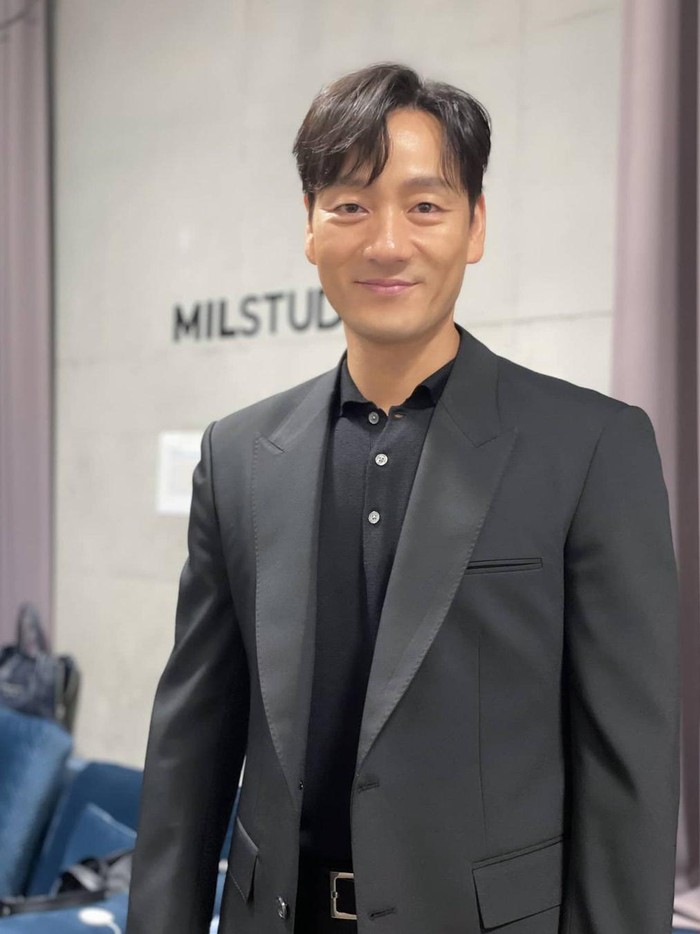 Dalam serial Squid Game, ada pula aktor Park Hae Soo berperan sebagai Cho Sang Woo yang cerdas. Di balik wajahnya yang ganteng dan postur tubuhnya yang bagus, siapa sangka pada tanggal 21 November nanti umurnya menginjak usia 40 tahun./ Foto: instagram.com/haesoopark_official
