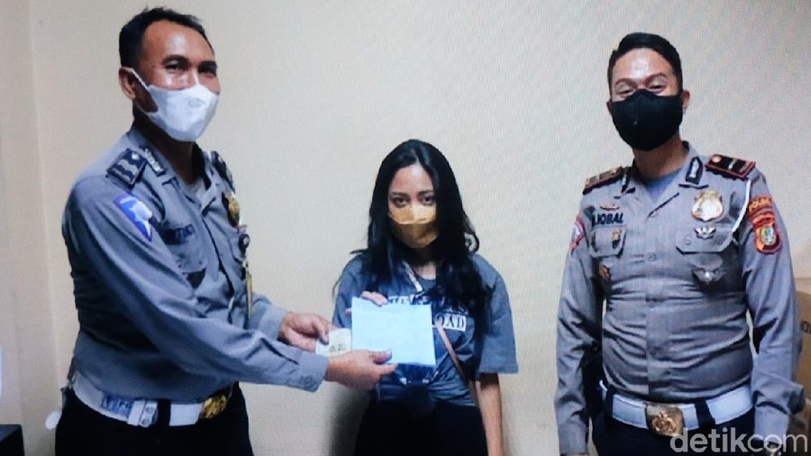 Rachel Vennya diperiksa terkait pelat nomor 'RFS' pada mobil Alphard miliknya. Dinilai salah, Rachel pun dikenakan denda Rp 500 ribu oleh pihak kepolisian.