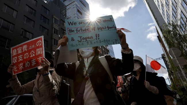 Di tengah berbagai kontroversi, satu survei menunjukkan 53 persen warga Jepang sebenarnya mendukung pernikahan keponakan Kaisar Naruhito, Putri Mako.