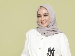 Dina Lorenza Tersipu Malu Disebut Awet Muda