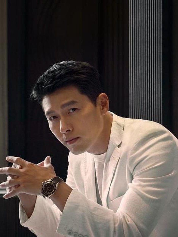 Dengan padanan outfit berupa blazer dan inner berwarna putih, gaya Hyun Bin yang satu ini terlihat clean dan rapi. Tak ketinggalan, ia juga mengenakan salah satu koleksi dari Omega. Bagaimana penampilan Hyun Bin menurutmu, Beauties?/Foto: instagram.com/ellekorea