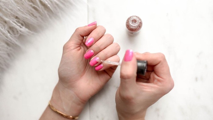 4 Cara Bikin Nail Art di Rumah tapi Hasil Bagaikan di Salon Mahal, Cukup Semudah Ini Beauties! 4 Cara Bikin Nail Art di Rumah tapi Hasil Bagaikan di Salon Mahal, Cukup Semudah Ini Beauties!
