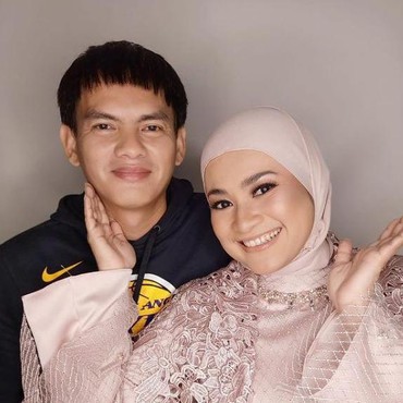 Bahagia Punya Suami Daun Muda, Ikke Nurjanah Tak Ngoyo Punya Anak Lagi