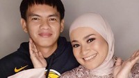 <p>Kebahagiaan kian terpancar saat Ikke Nurjanah akhirnya memutuskan untuk menikah setelah 14 tahun, Bunda. Sosok beruntung itu adalah Karlie Fu. Pria yang 7 tahun lebih muda darinya. (Foto: Instagram @karliefu_)</p>