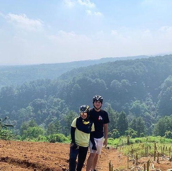 <p>Karena sama-sama hobi bersepeda, feed media sosial mereka pun tak jauh-jauh dari aktivitas favorit mereka itu. Mereka bahkan sesekali bersepeda off road lho, Bun. (Foto: Instagram @karliefu_)</p>