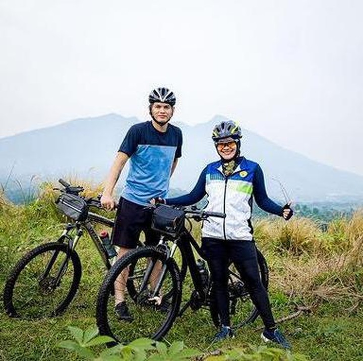 <p>Ikke Nurjanah dan Karlie Fu menikah pada 29 Januari 2021, Bunda. Ada satu hal menarik dari kisah percintaan mereka yaitu mereka dipertemukan lewat hobi bersepeda. (Foto: Instagram @karliefu_)</p>