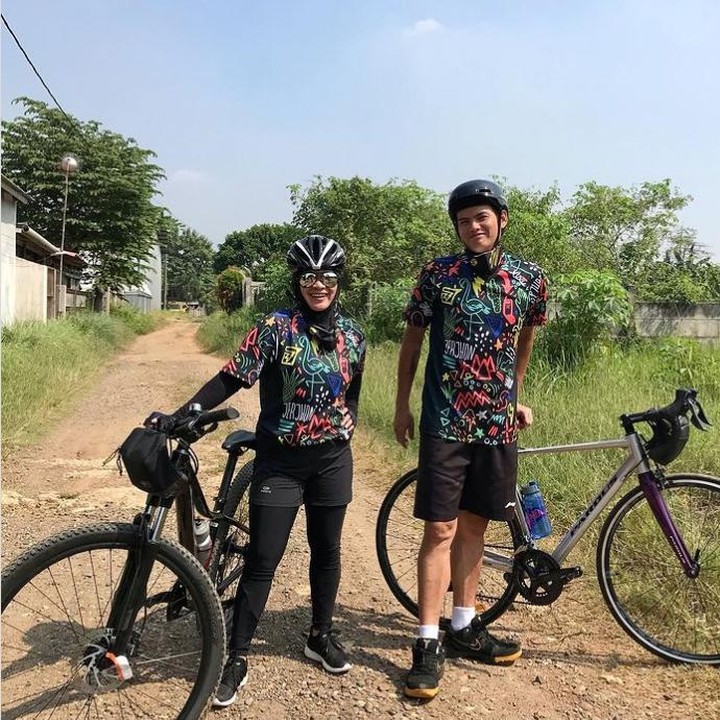 <p>Sesekali mereka kompak dan serasi mengenakan baju sepeda yang seragam. Definisi jodoh cerminan diri ya, Bunda? (Foto: Instagram @ikkenurjanah0518)</p>