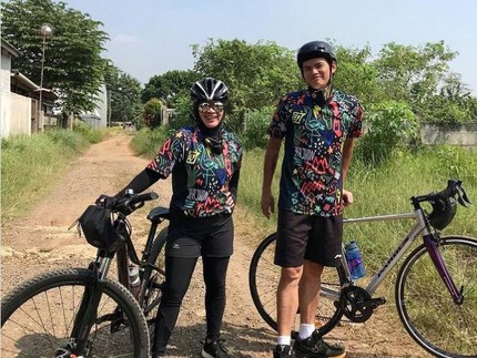 7 Potret Ikke Nurjanah dan Suami yang Hobi Bersepeda, Kompak dan Serasi Bun