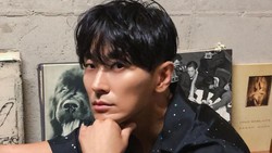Tampil Menawan di 'The Trauma Code', Foto Muda Ju Ji Hoon Saat Jadi Model Disorot