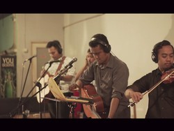 Lirik Lagu Kala - Kabar Burung