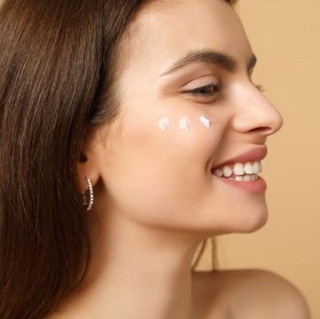 img-title Eye Cream vs Eye Serum, Mana yang Paling Tepat untuk Kulitmu?