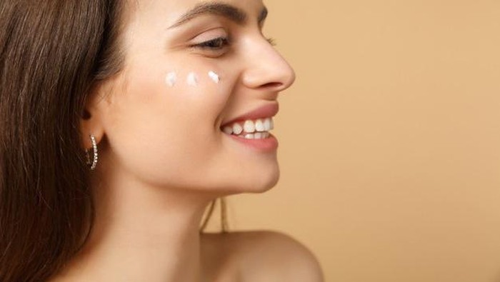 Eye Cream vs Eye Serum, Mana yang Paling Tepat untuk Kulitmu? Eye Cream vs Eye Serum, Mana yang Paling Tepat untuk Kulitmu?
