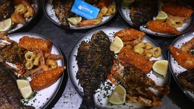 FOTO: Mencicipi Kuliner Makanan Laut di Gaza