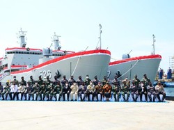 Menhan Serahkan 2 Kapal Angkut Tank Buatan Lokal ke TNI AL