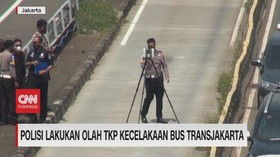 VIDEO: Polisi Lakukan Olah TKP Kecelakaan Bus Transjakarta