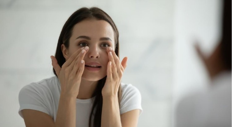 Bagus untuk Cegah Penuaan Dini, Adakah Efek Samping Retinol Bagi Kulit? Retinol menjadi salah satu bahan skincare yang banyak digunakan. Namun pemakaian yang kurang tepat justru bisa membuat retinol jadi berbahaya, lho.