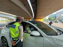 Hari Kedua Ganjil-Genap di Tomang, Banyak yang Mengaku Belum Tahu Aturan