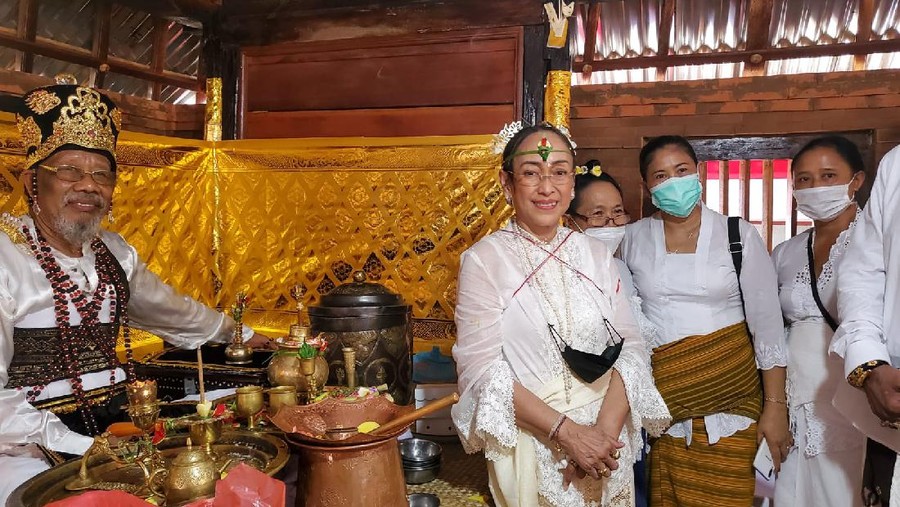 Putri Presiden Sukarno, Sukmawati Soekarnoputri, bakal menjadi warga adat di Bali usai resmi berpindah Agama Hindu lewat proses upacara Sudhi Wadani. (dok Presiden The Soekarno Center, Arya Wedakarna) Putri Presiden Sukarno, Sukmawati Soekarnoputri, bakal menjadi warga adat di Bali usai resmi berpindah Agama Hindu lewat proses upacara Sudhi Wadani. (dok Presiden The Soekarno Center, Arya Wedakarna)