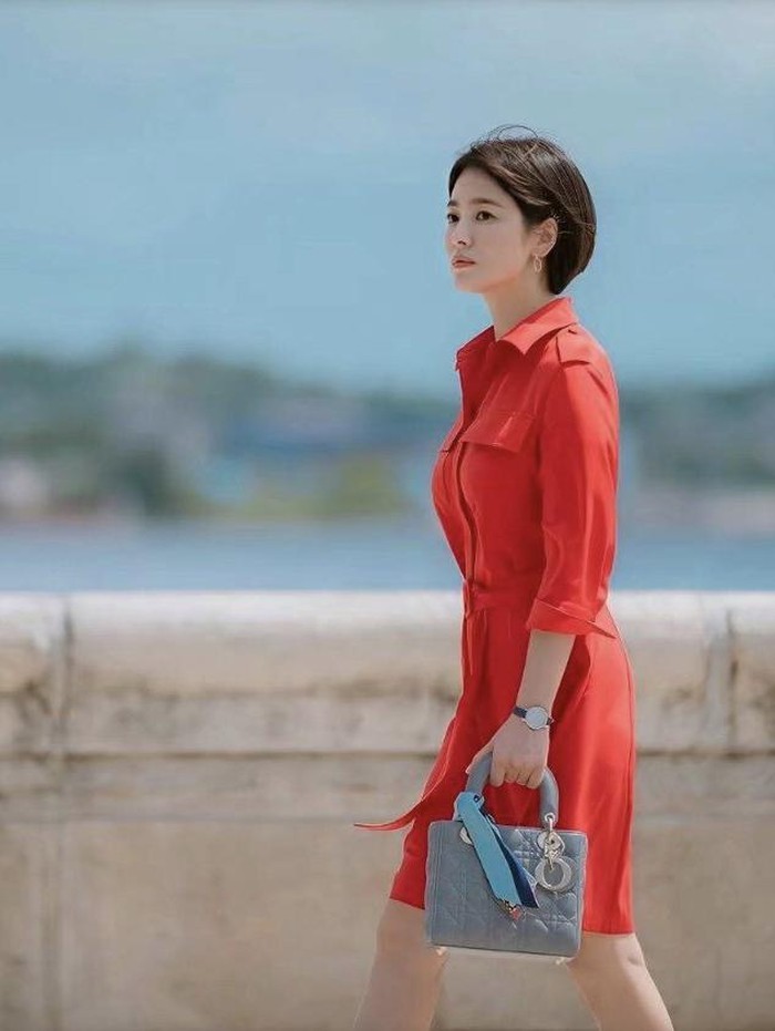 Kerap tampil dengan rambut panjang, Song Hye Kyo memamerkan gaya yang elegan dan classy dalam potongan rambut pendek di drama Encounter (2019)./ Foto: twitter.com/SHKPhilippines