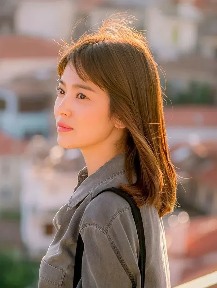Lewat drama Descendants of The Sun (2016), Song Hye Kyo sukses membuat banyak perempuan ingin mendapatkan style rambut hingga warna lipstik yang ia kenakan saat membintangi drama tersebut. Kamu termasuk salah satunya nggak, nih?/ Foto: wallpaperaccess.com