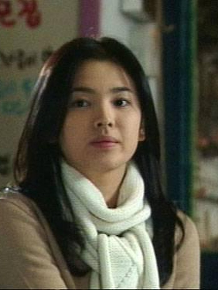 Autumn in My Heart (2000) menjadi salah satu drama legendaris yang turut membesarkan nama Song Hye Kyo. Dengan penampilan minimalis dan natural, kecantikan sang aktris justru kian terpancar./ Foto: twitter.com/iconickdramas