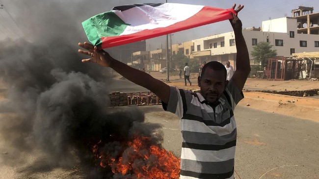 Setidaknya lima demonstran tewas karena aksi protes anti-kudeta di Sudan pada Sabtu (13/11) berakhir ricuh.