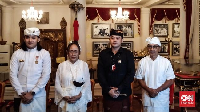 Agama sukmawati pindah Sukmawati Soekarnoputri