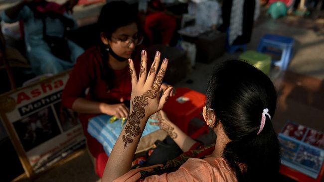 Butuh waktu lama untuk henna menghilang dari kulit tangan. Namun jika Anda tak ingin menunggu lama, berikut cara menghilangkan henna di kulit dengan cepat.