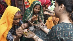 FOTO: Tradisi Memakai Henna di India dan Mitos Disayang Mertua