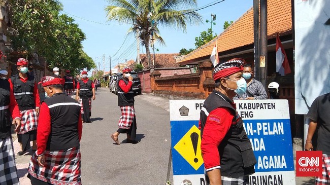 Keluarga berharap upacara pindah keyakinan Sukmawati tidak dipolitisasi, dan berharap tak ada pihak memberikan keterangan yang tidak dipahami terkait acara.