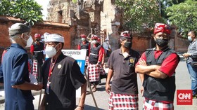 Upacara Pindah Agama Sukmawati Dijaga Ketat Puluhan Pecalang