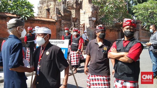 Sukmawati Soekarnoputri tiba di kawasan Sukarno Center Heritage, Buleleng, Bali, untuk mengikuti upacara pindah agama, Selasa (26/10).