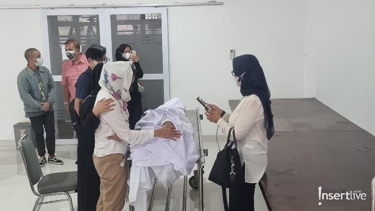 Chintami Atmanegara datang ke rumah duka memberi pelukan untuk istri Oddie Agam yang berduka&period; Yuk intip&excl;
