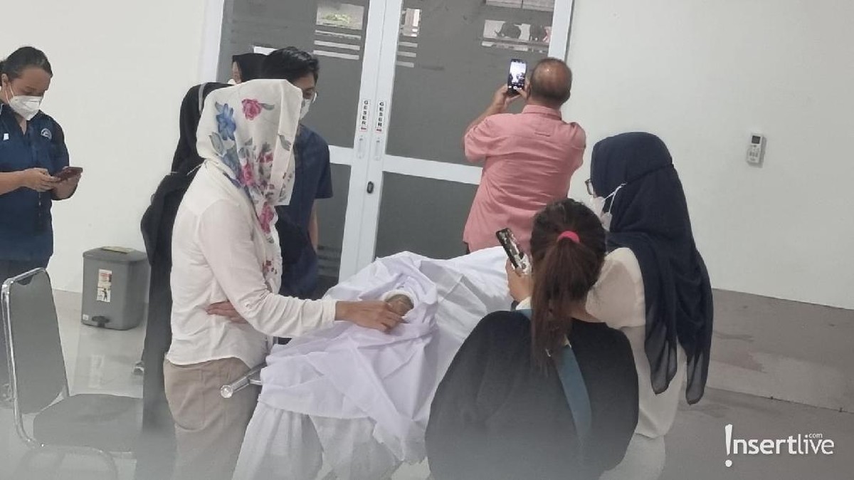 Chintami Atmanegara datang ke rumah duka memberi pelukan untuk istri Oddie Agam yang berduka&period; Yuk intip&excl;